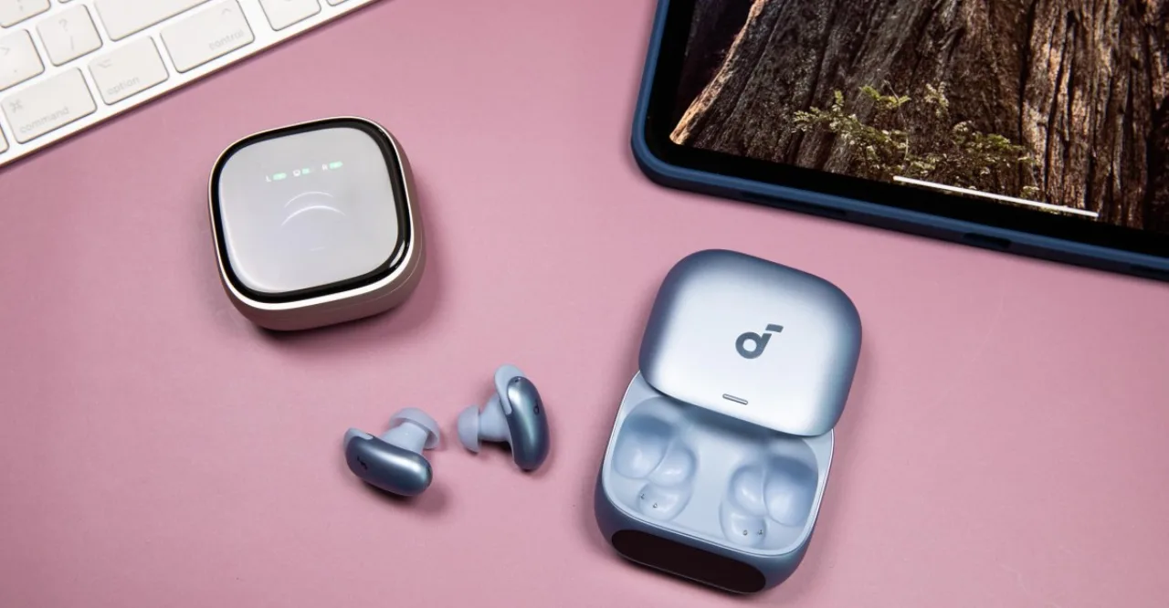 Fones Soundcore Liberty 5 Pro ao lado do logo da Amazon, com etiqueta de preço $135,99 em destaque