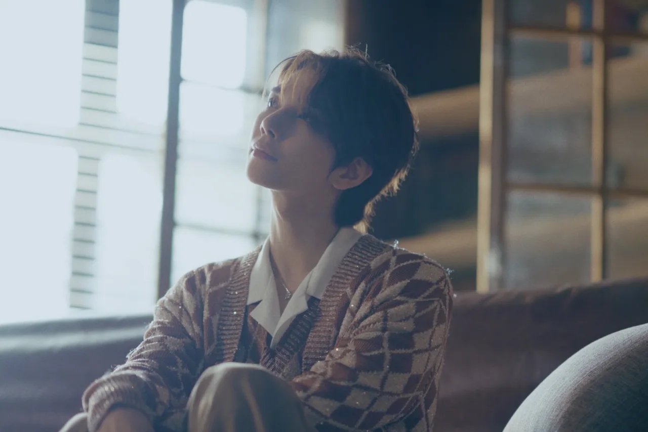 Joshua, do SEVENTEEN, aparece em close-up com roupa elegante, fundo neon e o título “Baby Come Home” projetado