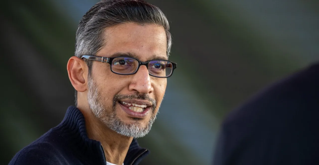 Donald Trump no palanque ao lado de Sundar Pichai, com o logo da Google e um mapa do Oceano Atlântico ao fundo