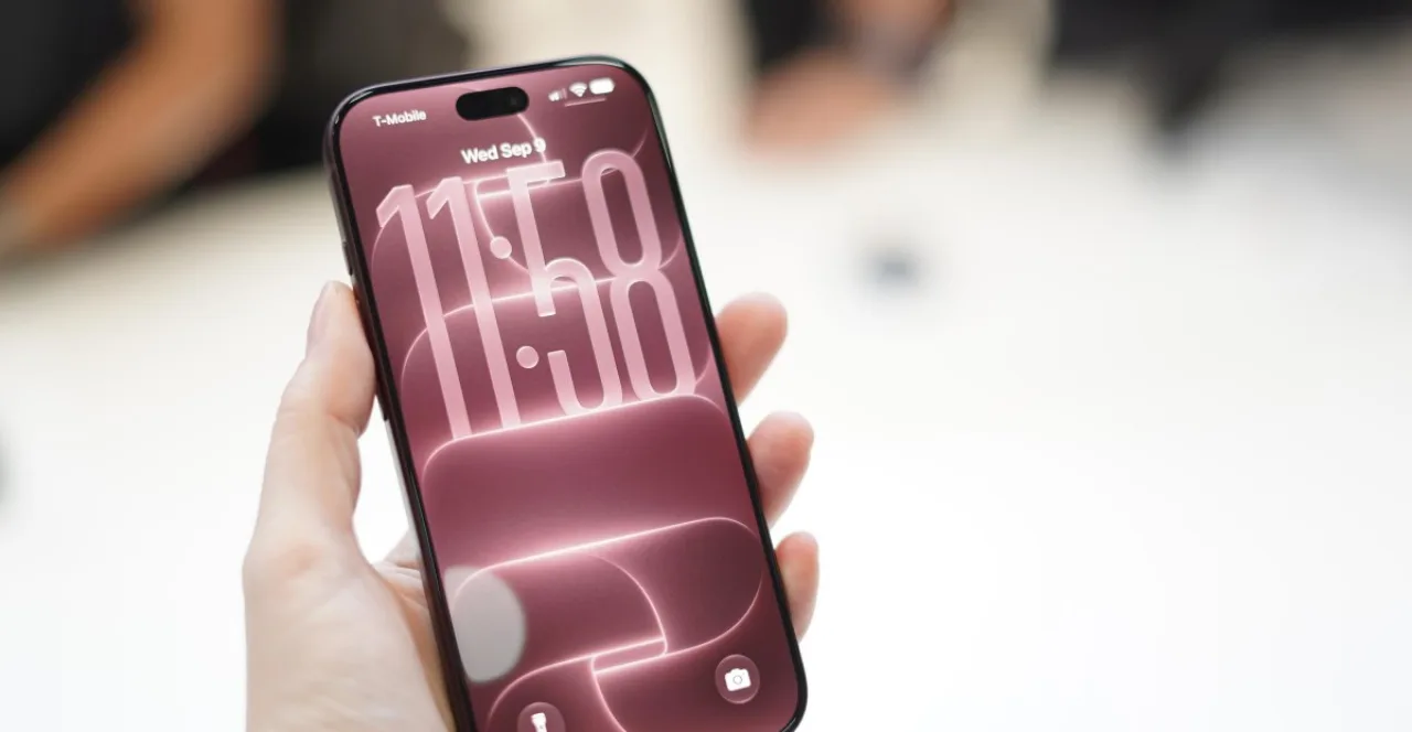 iPhone exibindo a nova tela da Siri com ícone brilhante ao lado do logotipo da Apple sobre fundo azul