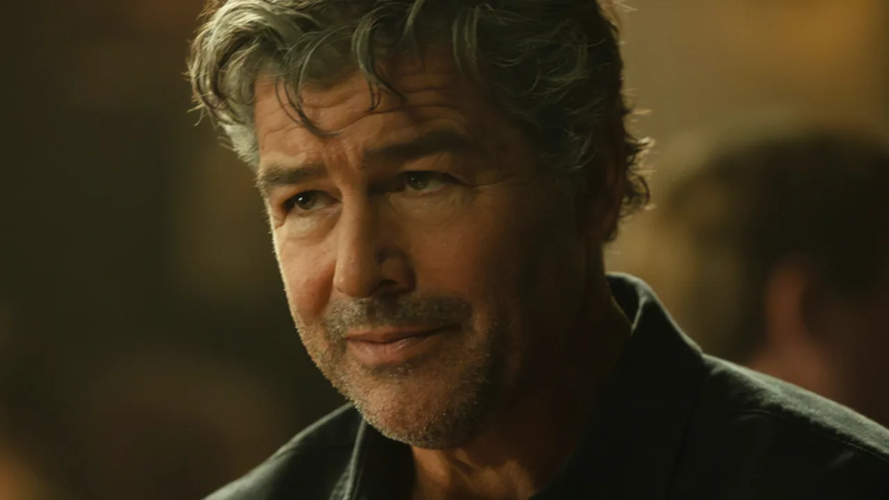 Kyle Chandler, com os olhos marejados, observa a cena da morte de seu personagem em The Lanterns