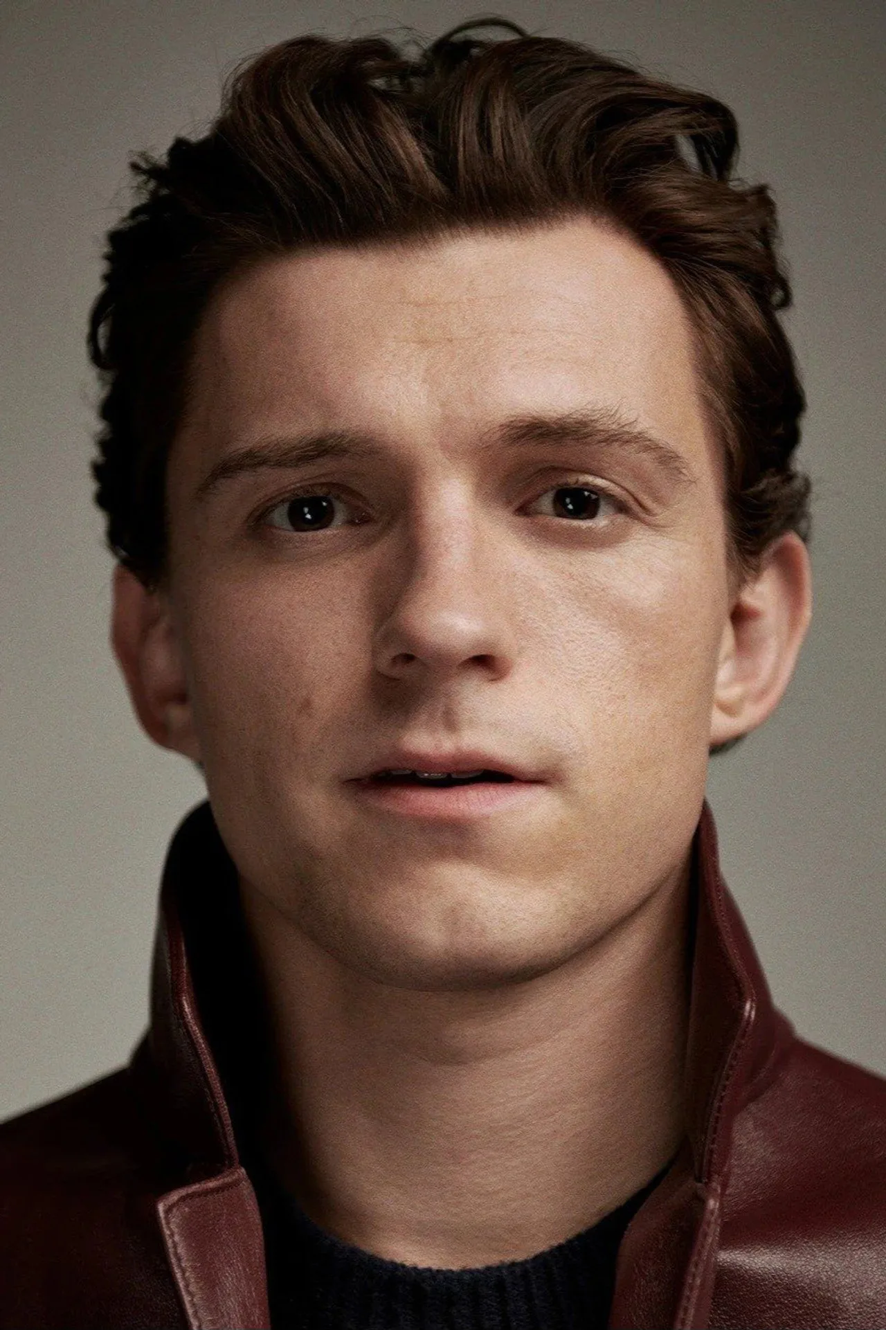 Tom Holland em traje de Spider‑Man fazendo barra fixa, ao lado de shake de proteína e quadrinhos da DC espalhados