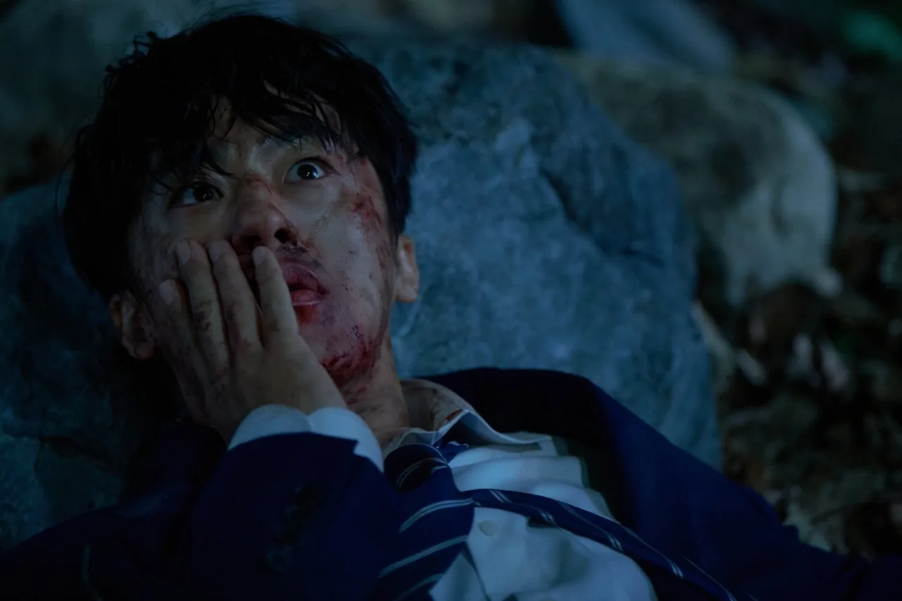 Seok Hwan como Koo Kyo Hwan, em traje escuro com energia vermelha pulsando ao redor, sobre o título Reawaken Man: The Red