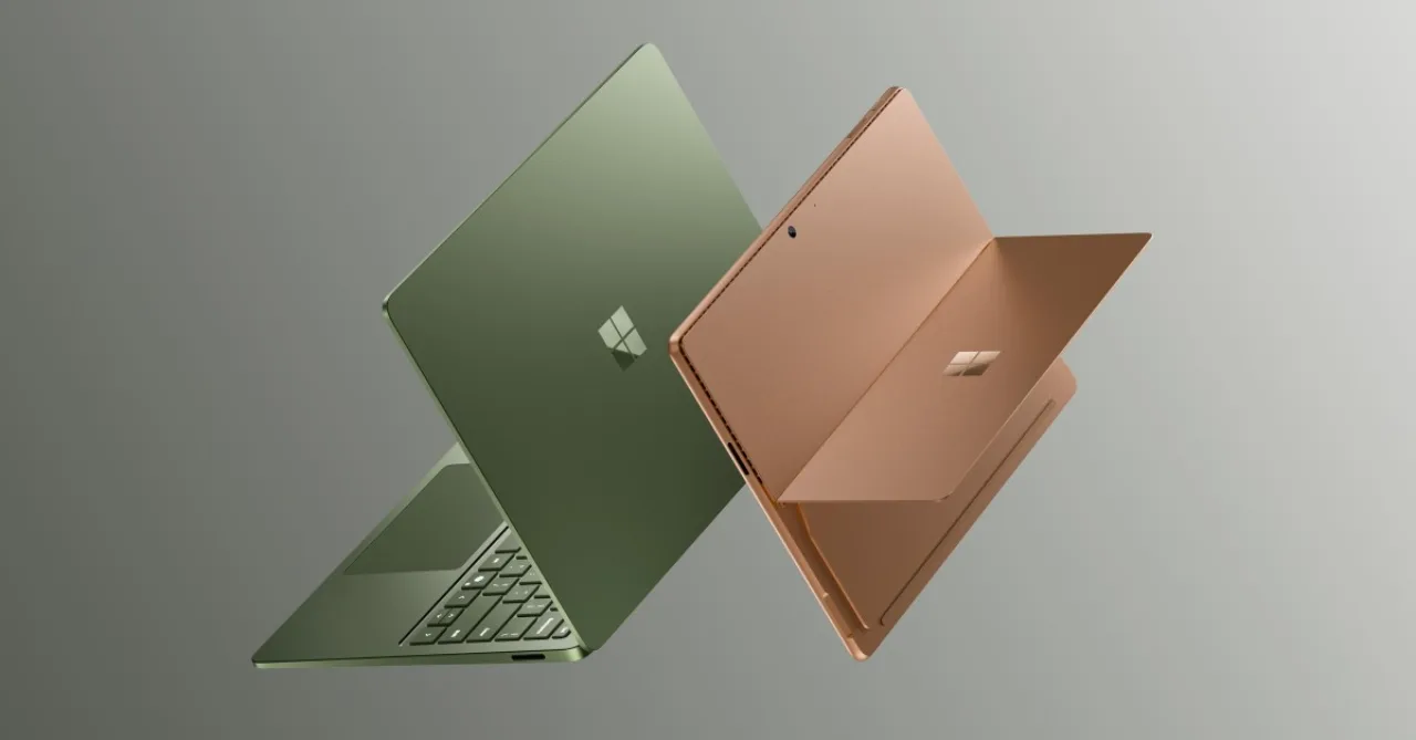 Mulher fazendo yoga ao lado de um Surface Laptop 8 aberto, com copo de água e maçã ao fundo