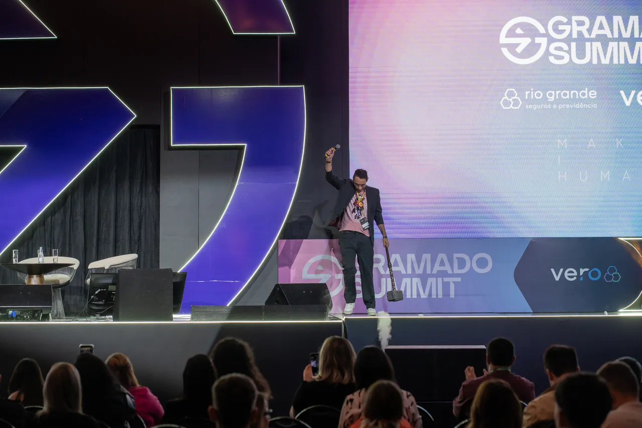 Rodrigo Selback no palco do Gramado Summit