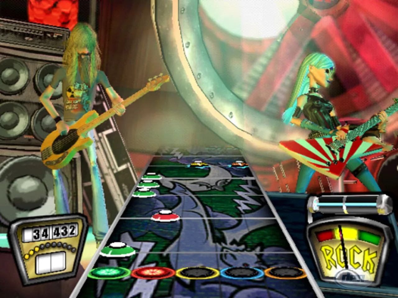Jovem suando, segurando controle de guitarra, ao lado de halteres e garrafa d'água, com fones e tela do jogo