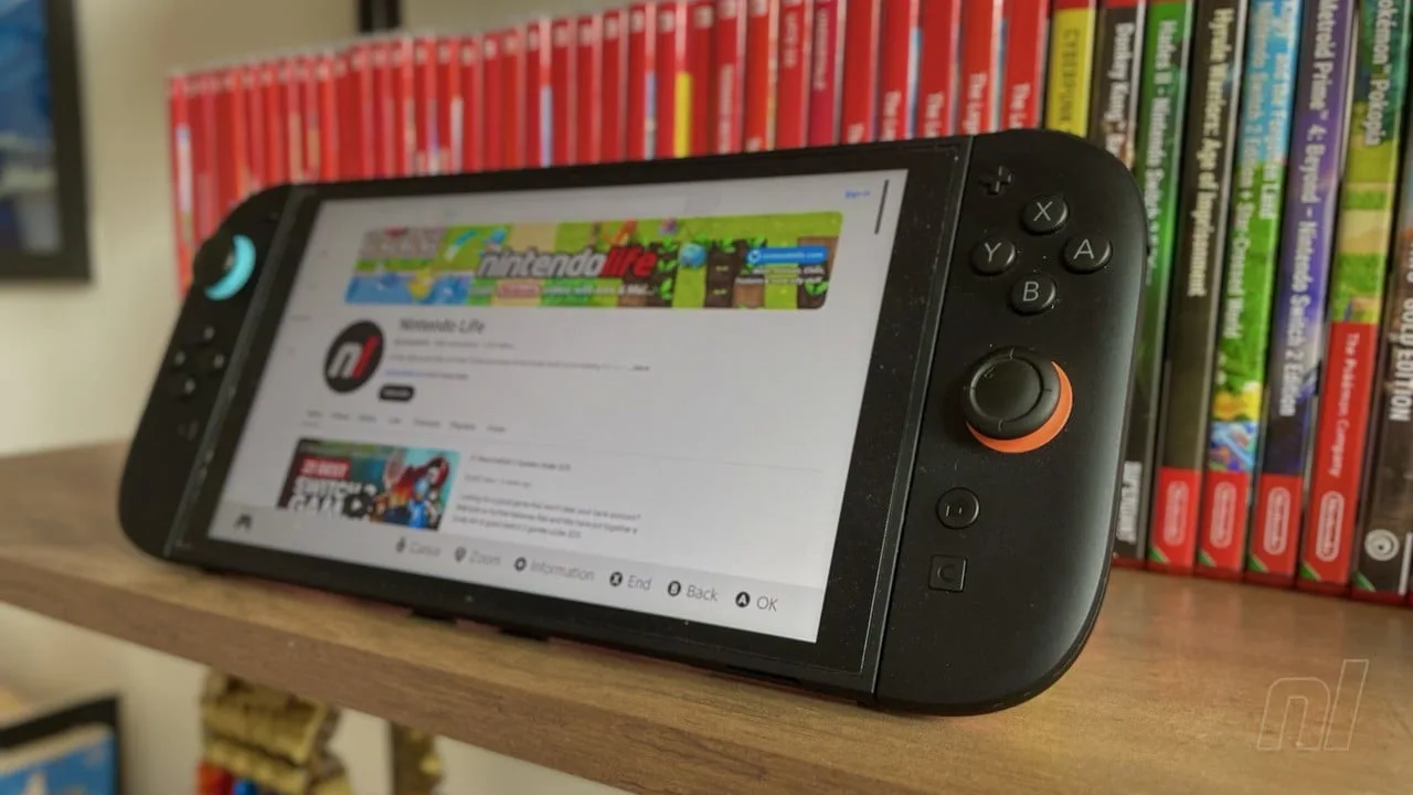 Nintendo Switch 2 com erro no YouTube sobre um tapete de ioga, ao lado de uma maçã, um halter e uma garrafa de água