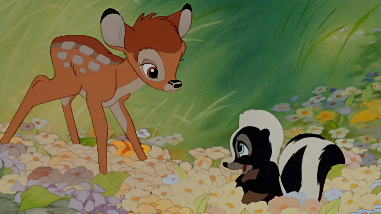 Criança sentada em colchonete, segurando um ursinho de pelúcia Bambi, praticando respiração profunda