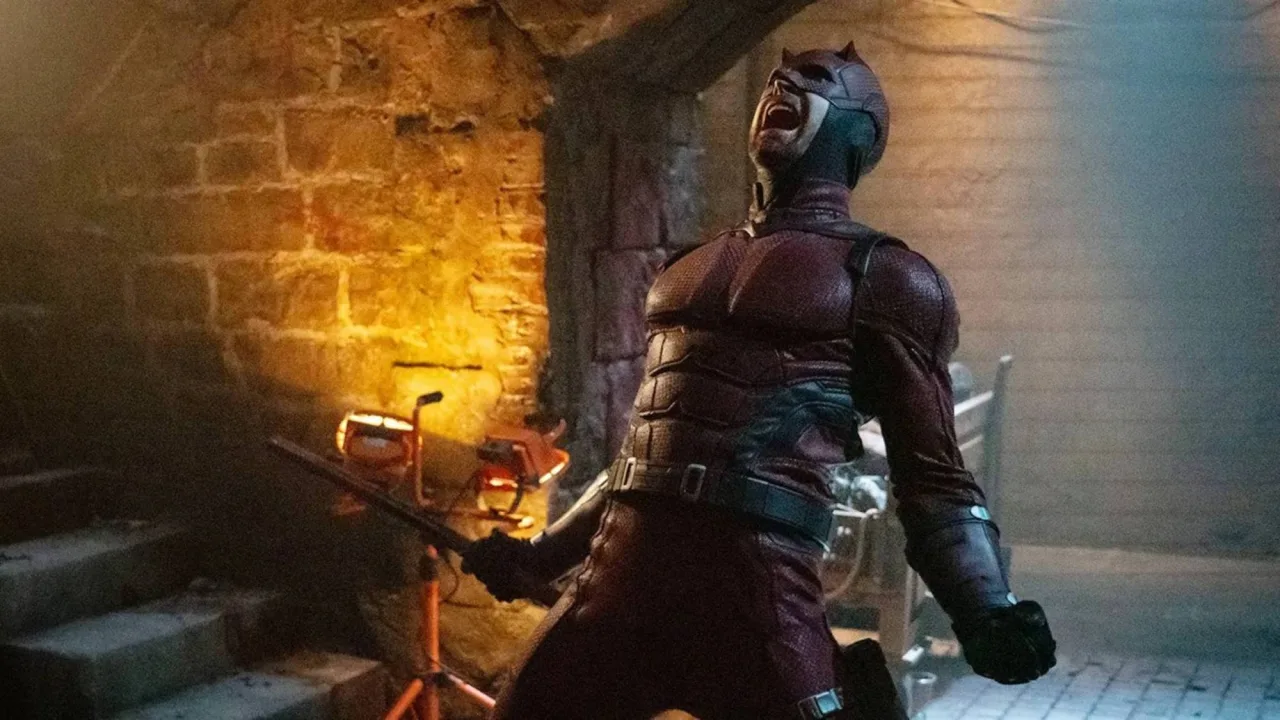 Homem com venda nos olhos faz flexões segurando a miniatura vintage do Daredevil