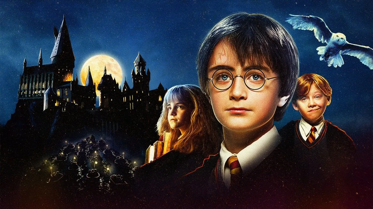 Alguém faz yoga com um livro de Harry Potter aberto, segurando uma taça de chá de camomila
