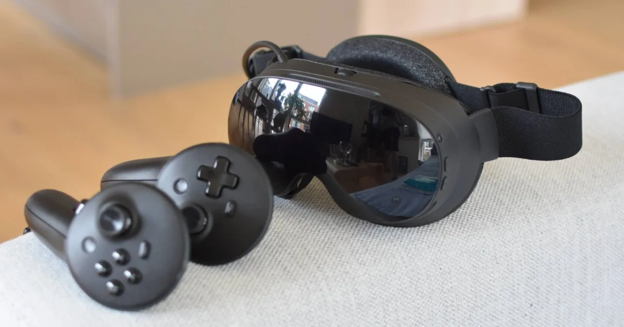 Steam Frame VR da Valve em destaque, com seu design angular e logotipo da Steam ao fundo