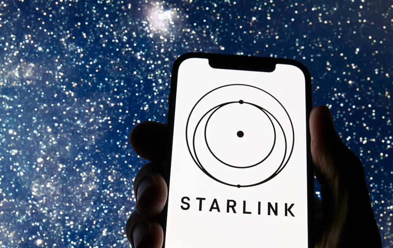 Atleta em trilha consulta mapa no smartwatch e celular, destacando a interface de navegação e o sinal de satélite