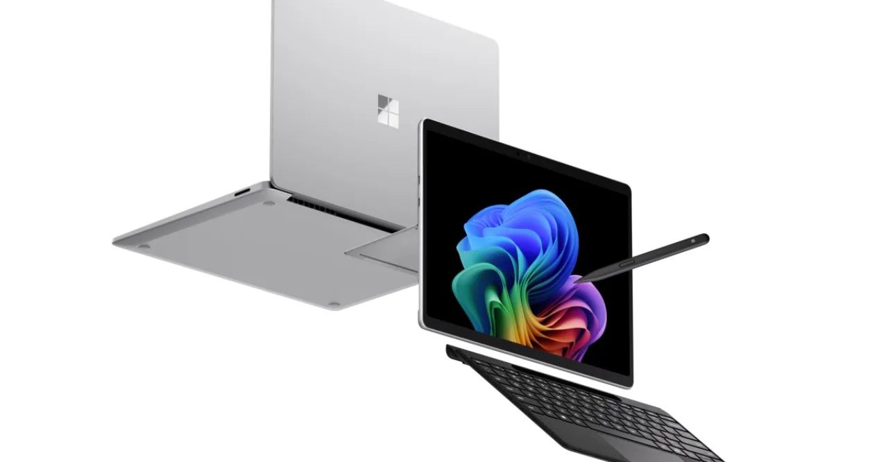 Pessoa produtiva usando Surface Pro 12 ao lado de um notebook, garrafa de água e café em uma mesa de escritório clean