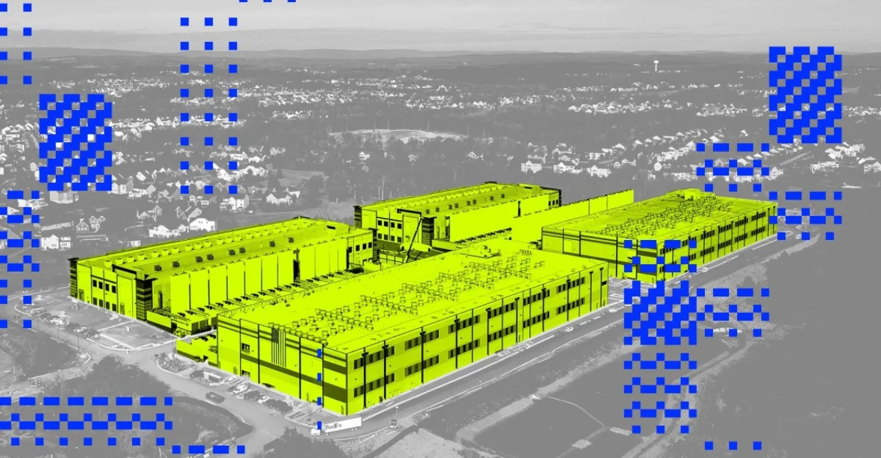 Torres de resfriamento de um data center da Amazon, com vapor d’água subindo ao fundo e painéis de servidores iluminados