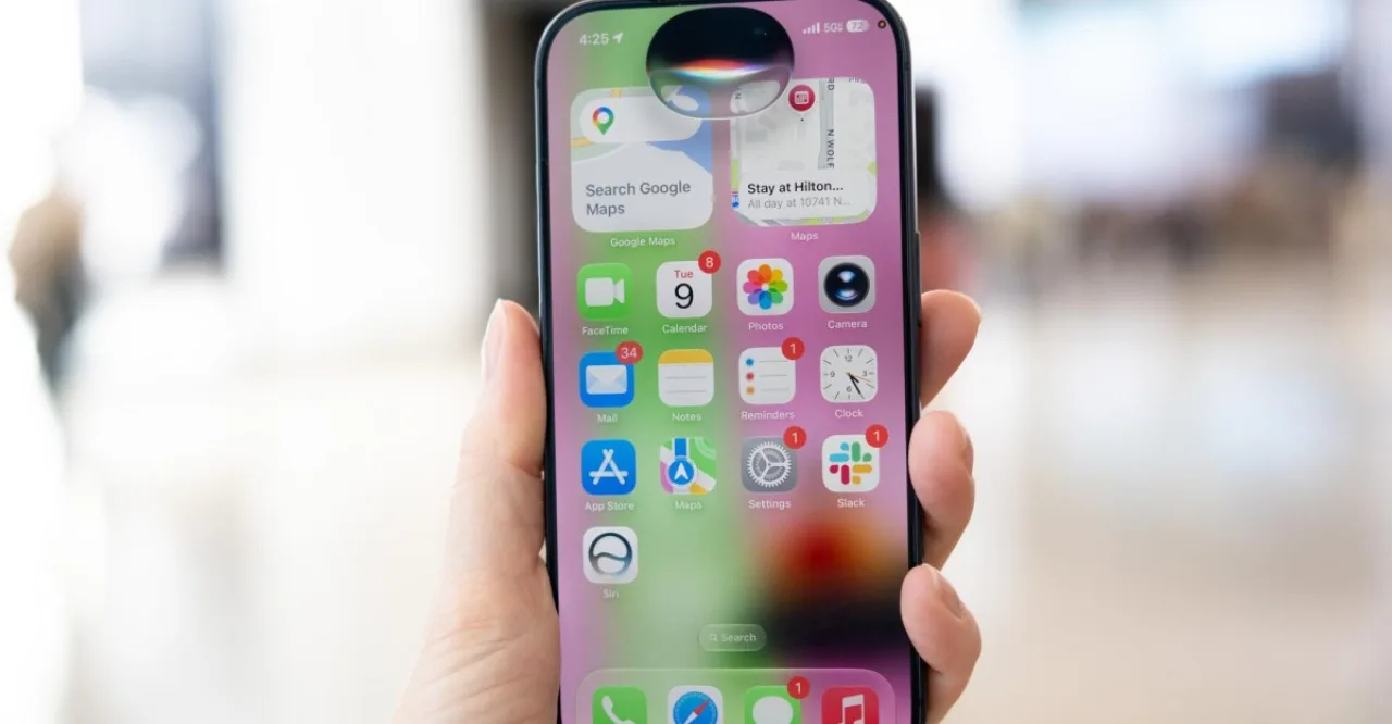Mulher correndo ao ar livre, segurando iPhone que exibe a Siri adicionando um compromisso ao calendário