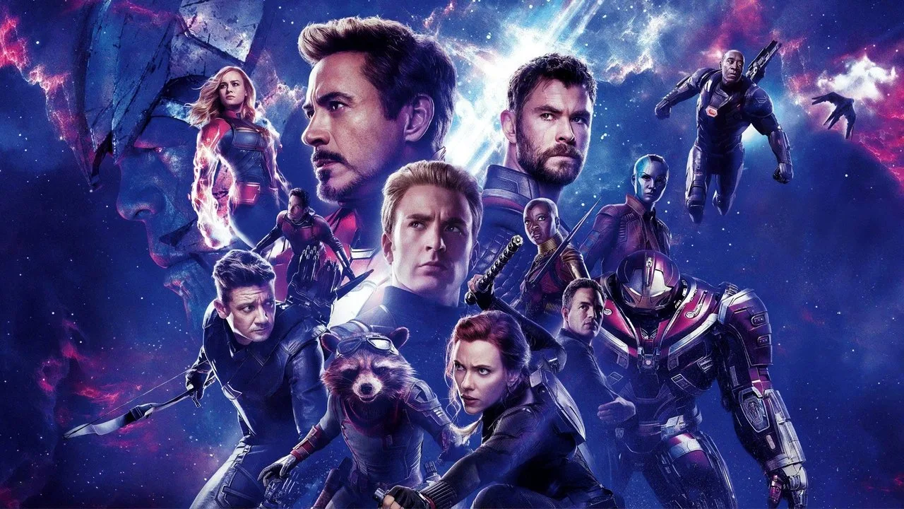 Jovem fazendo agachamento com controle da Disney+ na mão, ao fundo tela exibindo Avengers: Endgame
