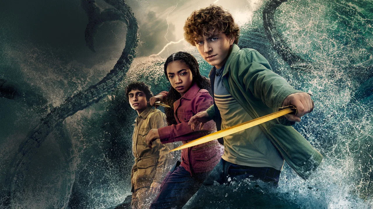 Jovem em camiseta Disney+ The Kane Chronicles faz agachamento com halteres ao lado de um livro de mitologia egípcia