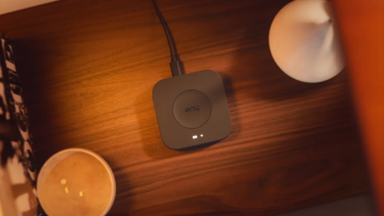 Pessoa treinando em casa, suando, iluminada por luzes vermelhas piscantes da Philips Hue Bridge Pro