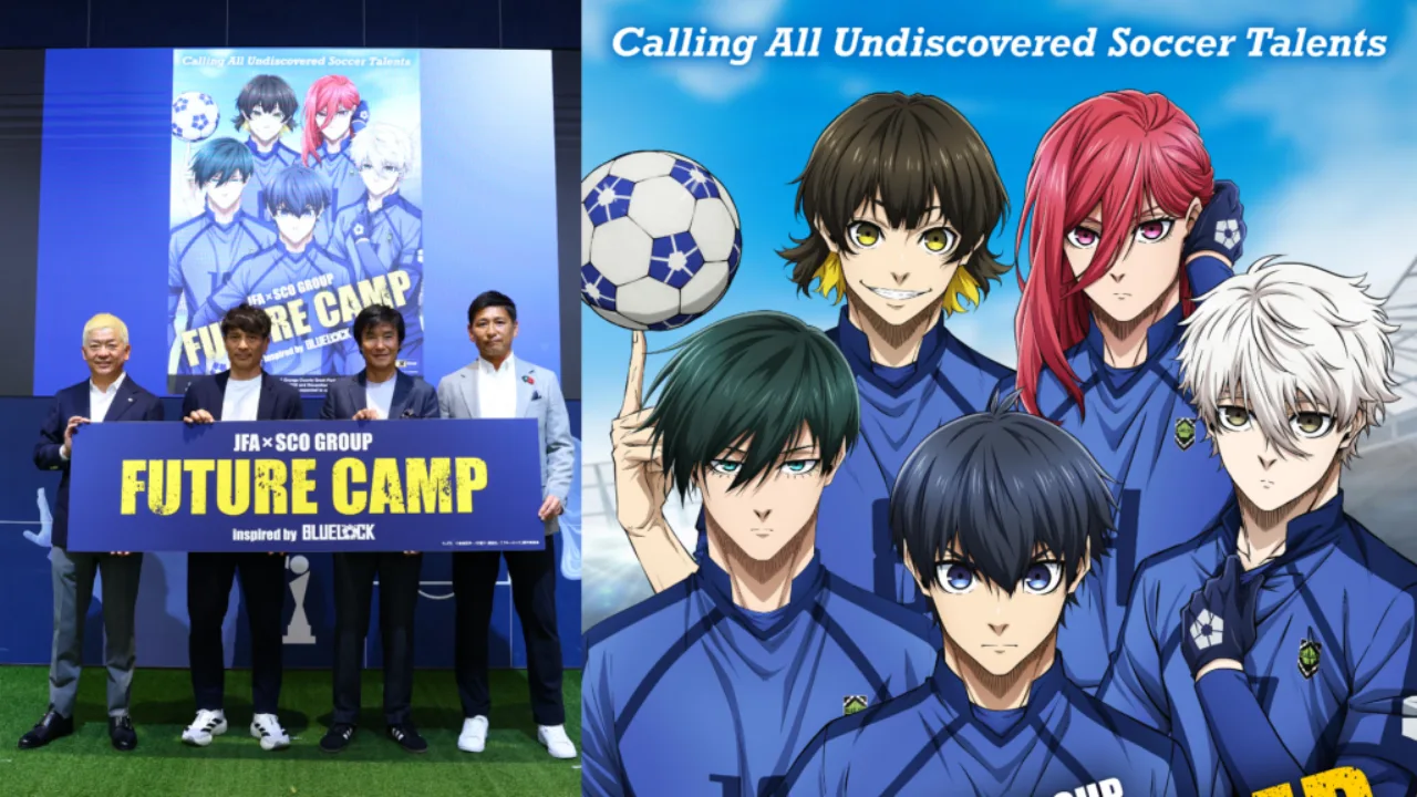 Jovens atletas japoneses vestindo uniformes azulados, driblando bola em campo gramado sob sol americano