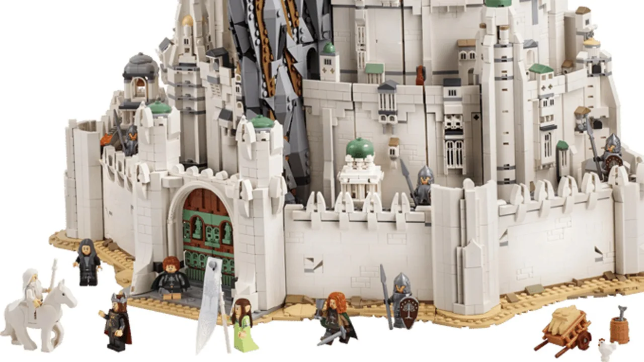 Set LEGO de Minas Tirith com 8.278 peças, sete níveis e a Árvore Branca sobre uma mesa de madeira minimalista