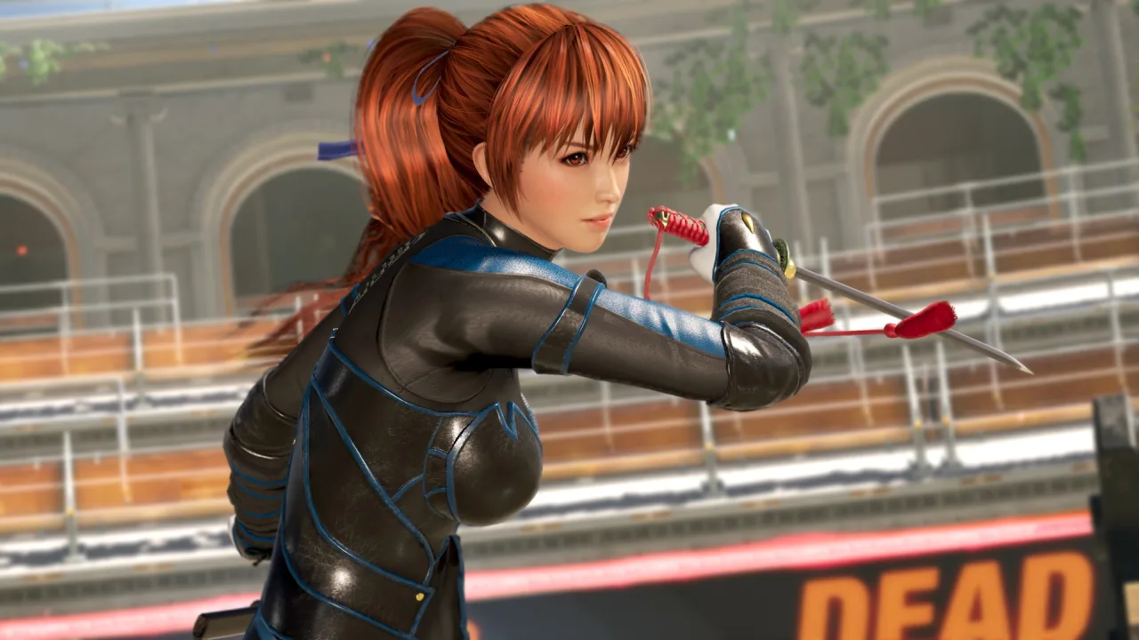 Atleta em academia levantando halteres, ao fundo tela mostrando comparativo de versões do jogo Dead or Alive 6