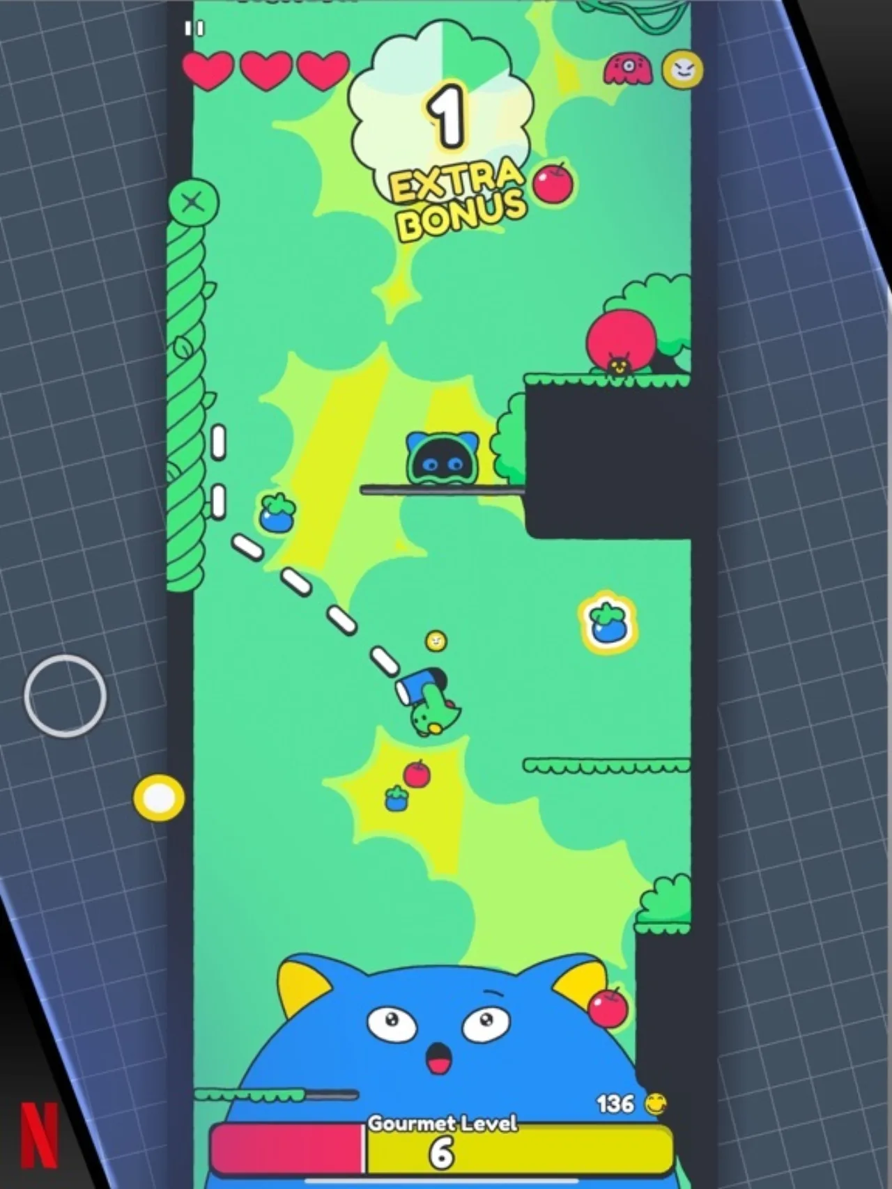 Jovem sentado no sofá, segurando controle de videogame, com garrafa de água e halteres ao lado