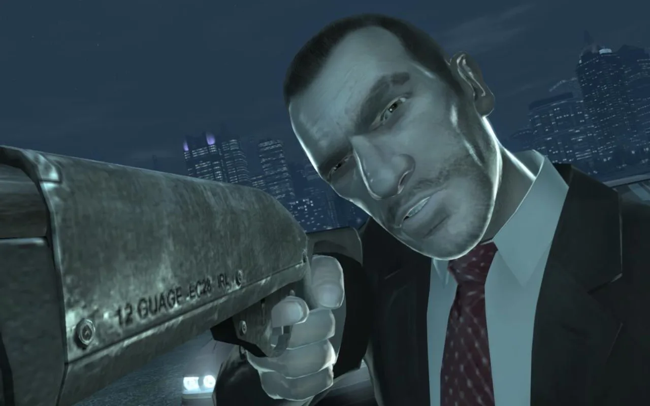 Jovem sentado no sofá, joystick na mão, enquanto faz flexão apoiado nos joelhos, garrafa d'água ao lado