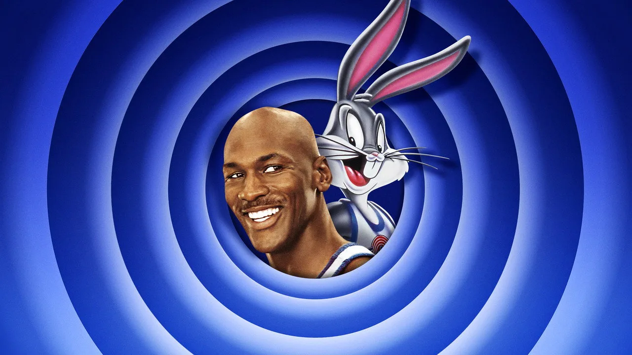 Jovem vestindo camiseta de Space Jam, segurando halteres, ao lado de pipoca e poster dos quatro filmes de 1996