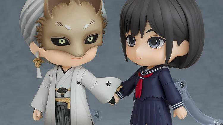Jovem faz agachamento ao lado do Nendoroid Fox Mask, com garrafa d'água e tapete de yoga ao fundo