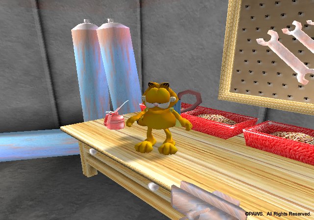 Lasanha gratinada ao lado de halteres, um tapete de yoga e um controle de Xbox em um ambiente fitness bem iluminado