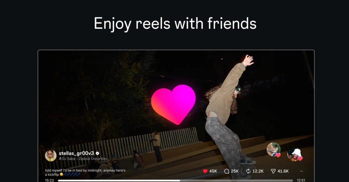 Tela da Apple TV exibindo a interface do Instagram Reels com ícones de vídeos e o controle remoto ao lado