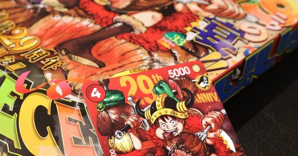 Jovem sentado em colchonete, lendo o número 33 da Weekly Shonen Jump, ao lado de halteres e garrafa de água