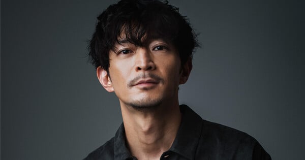 Kenjirō Tsuda aparece ao lado do logotipo do TikTok, sobre fundo de tribunal com balança da justiça
