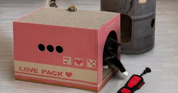 Caixas temáticas de Metal Gear Solid para gatos, com design pink love e barrel, exibidas ao lado do logo da Konami