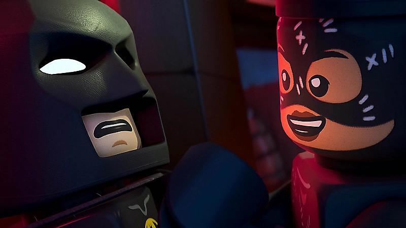 Jovem faz agachamento segurando o Switch 2 com LEGO Batman, garrafa d’água e toalha ao lado