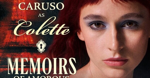 Um casal sorridente faz alongamento ao ar livre, segurando garrafas de água e uma toalha de microfibra