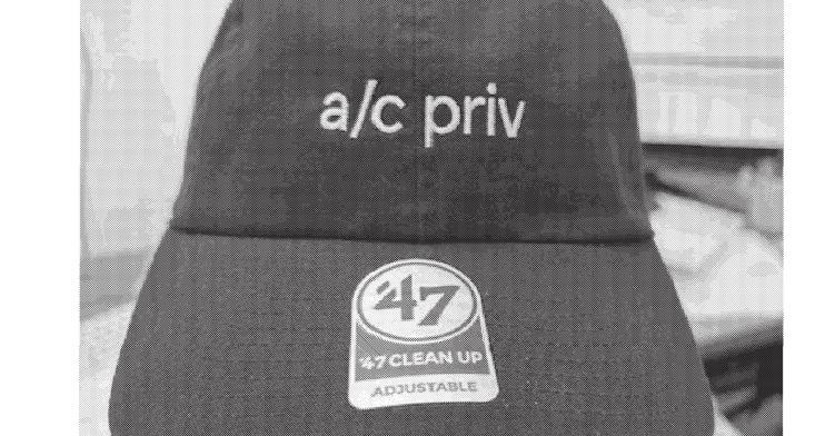 Bonés de beisebol brancos com a sigla “a/c priv” estampada ao centro, ao lado do ícone do Instagram
