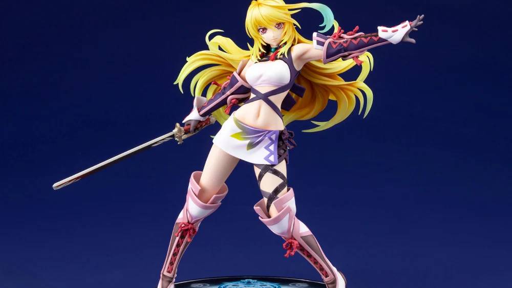 Jovem em roupa de academia segura a figura Milla Maxwell ao lado de halteres e garrafa de água