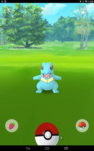 Jovem em roupa esportiva segura celular jogando Pokémon Go, ao lado de garrafa d’água e tênis de corrida