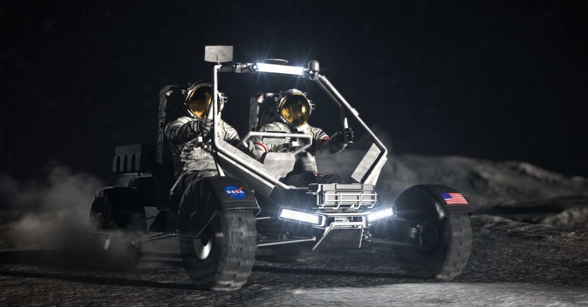 Astronauta em treinamento funcional com halteres e monitor de batimentos cardíacos em um centro de alta tecnologia