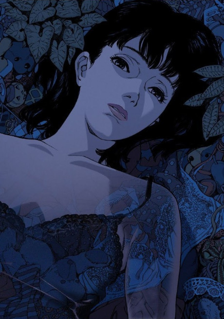 Jovem em leggings, garrafa d'água, maratona anime na TV com pôsteres de Perfect Blue, Pokémon Horizons, JoJo, Mononoke