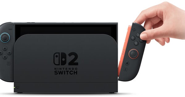 Jovem fazendo agachamento segurando o Nintendo Switch 2 em modo portátil, com garrafa d'água ao lado