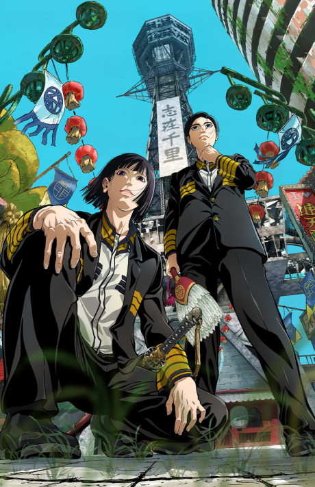 Jovem vestindo camiseta de anime faz agachamento com barra ao lado de garrafa d'água e manga de fruta