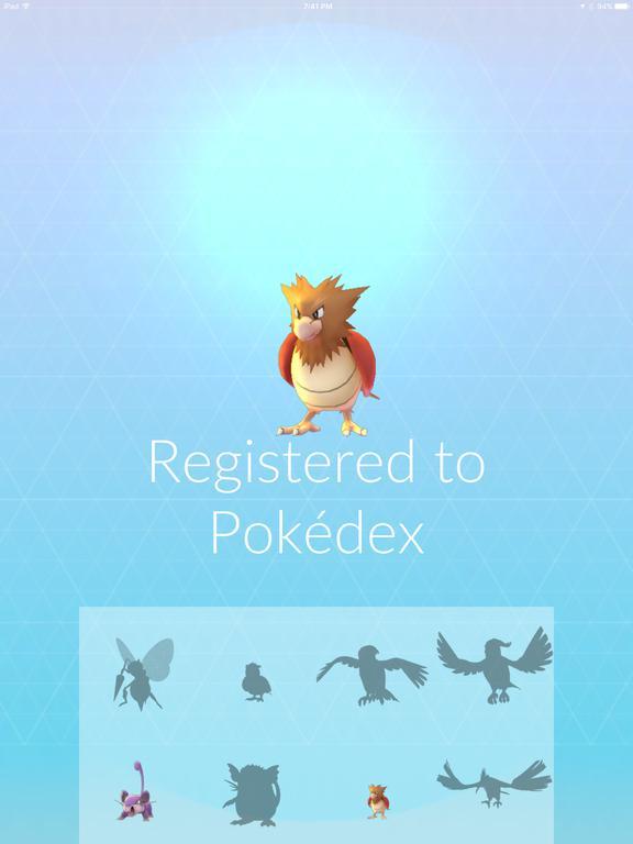 Pessoa caminhando ao ar livre segurando um smartphone, focada na tela enquanto pratica exercício em um parque urbano