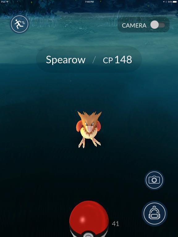 Pessoa caminhando ao ar livre segurando um smartphone, focada na tela do jogo enquanto pratica atividade física