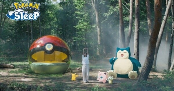 Jovem deitado em cama com travesseiro em forma de Pokébola, máscara de dormir azul e luz suave de abajur