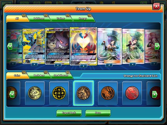 Jovem corre no parque ao amanhecer segurando booster pack Pokémon TCG 30th Celebration com Pikachu raro brilhando na carta topo