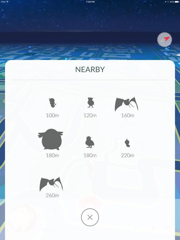 Pikachu com jaleco branco, gravata azul e óculos, segurando um Pokéball ao lado de um mapa de Pokémon GO