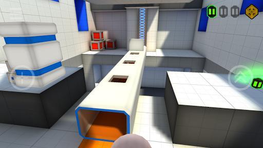 Pessoa jogando videogame em setup gamer com energéticos, snacks saudáveis e controle de console em mãos