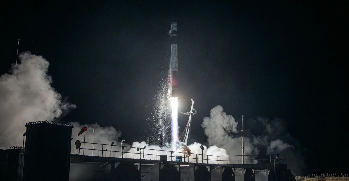 Atleta usando smartwatch exibindo cobertura global de satélites enquanto corre ao ar livre
